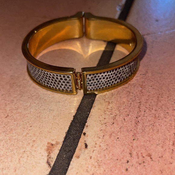 Kara Ross gorgeous grey lizard with gold metal hematite cabachon - Picture 2 of 4